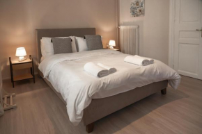 1 BD Lycabettus Neoclassic House by Live&Travel